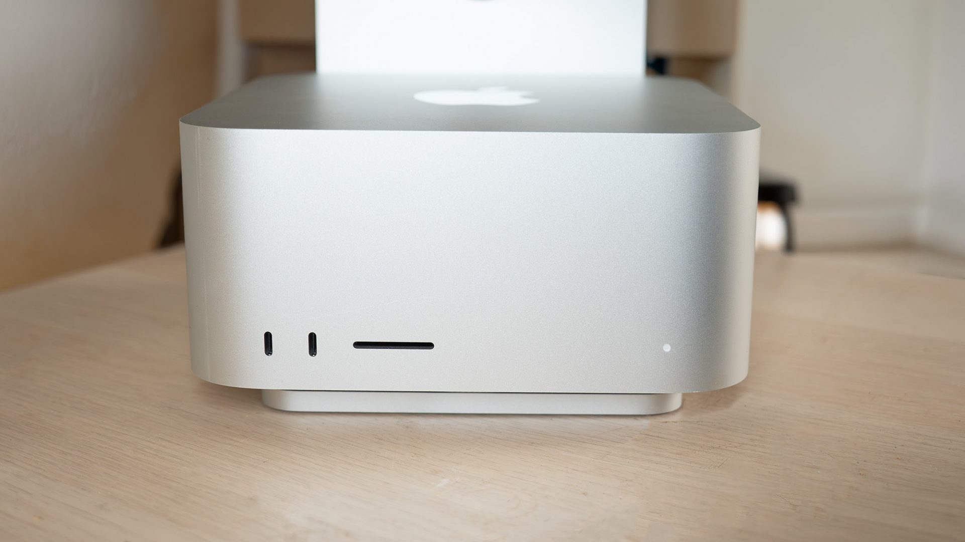 Обзор Apple Mac Studio на чипе M5 Max: рекордная скорость SSD и прирост графики картинка Обзор Apple Mac Studio M5 Max: тесты и SSD | DGL.RU