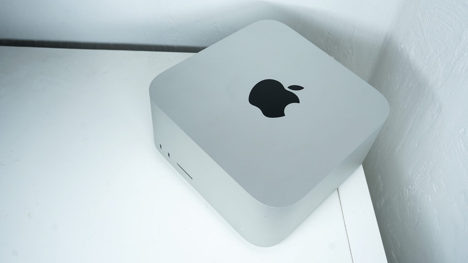 Обзор Apple Mac Studio на чипе M5 Max: рекордная скорость SSD и прирост графики картинка Обзор Apple Mac Studio M5 Max: тесты и SSD | DGL.RU