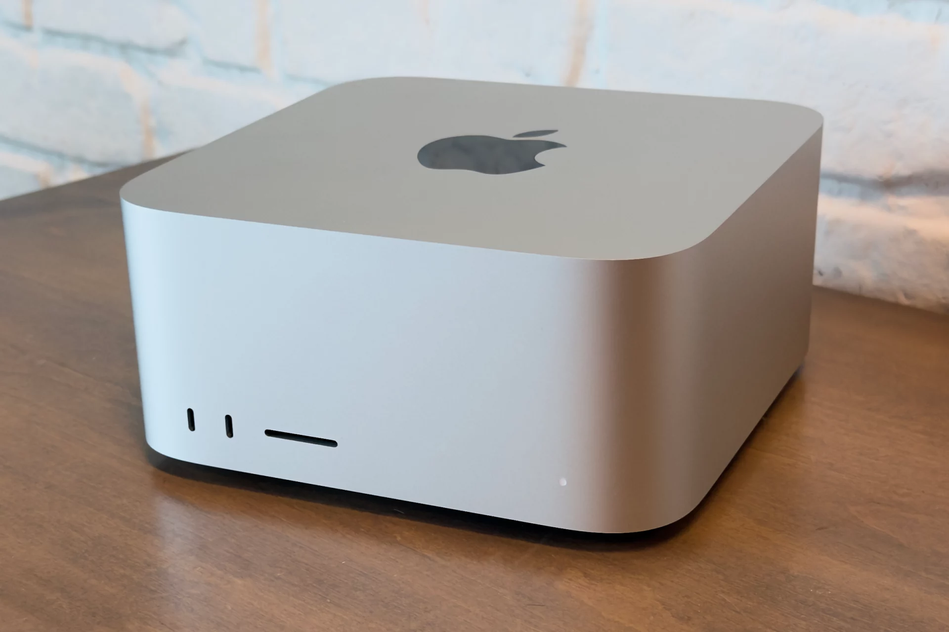 Обзор Apple Mac Studio на чипе M5 Max: рекордная скорость SSD и прирост графики картинка Обзор Apple Mac Studio M5 Max: тесты и SSD | DGL.RU