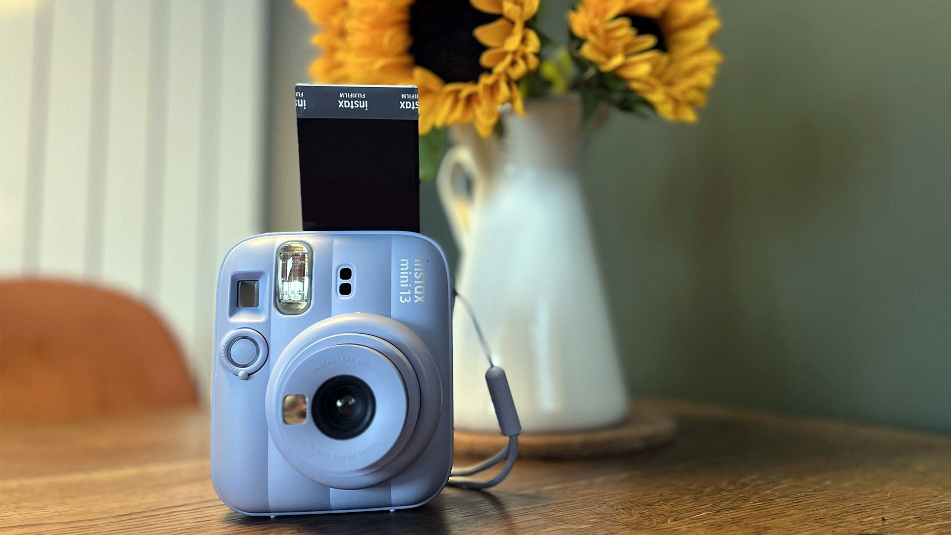Обзор Fujifilm Instax Mini 13: возможности новой камеры моментальной печати с автоспуском