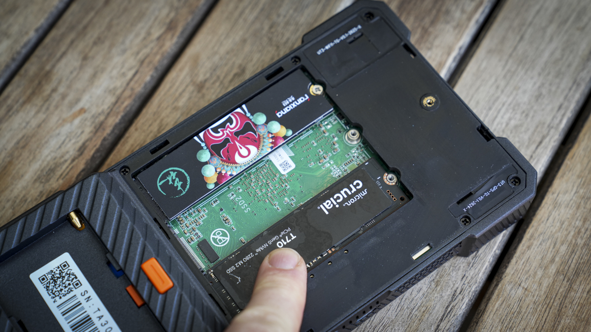 Обзор портативной рабочей станции PixelMob Portable AI Workstation: универсальное хранилище и накамерный монитор картинка Полный обзор PixelMob Portable AI Workstation | DGL.RU