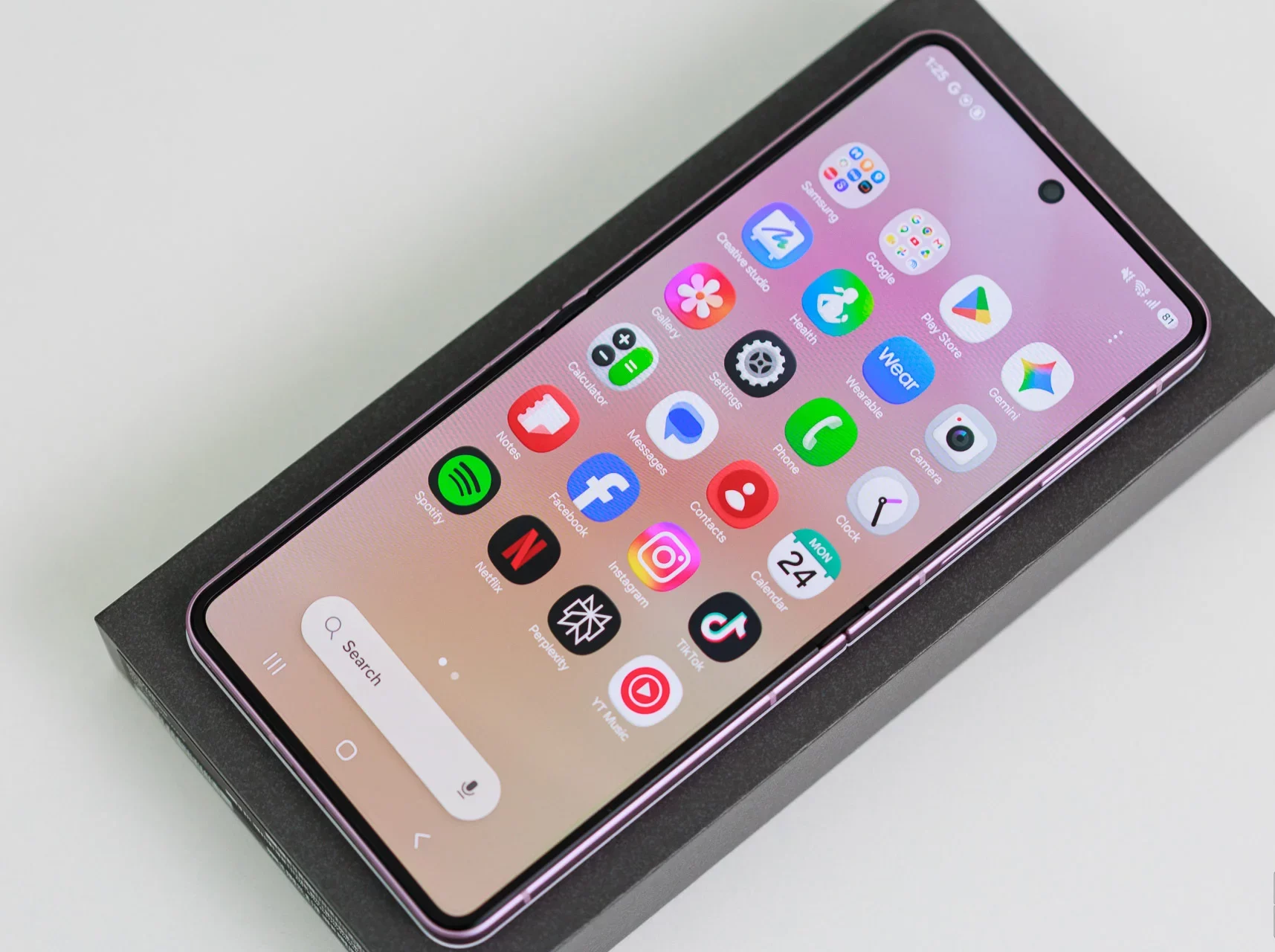 Обзор Samsung Galaxy Z Flip 8: эволюция дизайна и новые возможности картинка Обзор Samsung Galaxy Z Flip 8: тесты и экран | DGL.RU