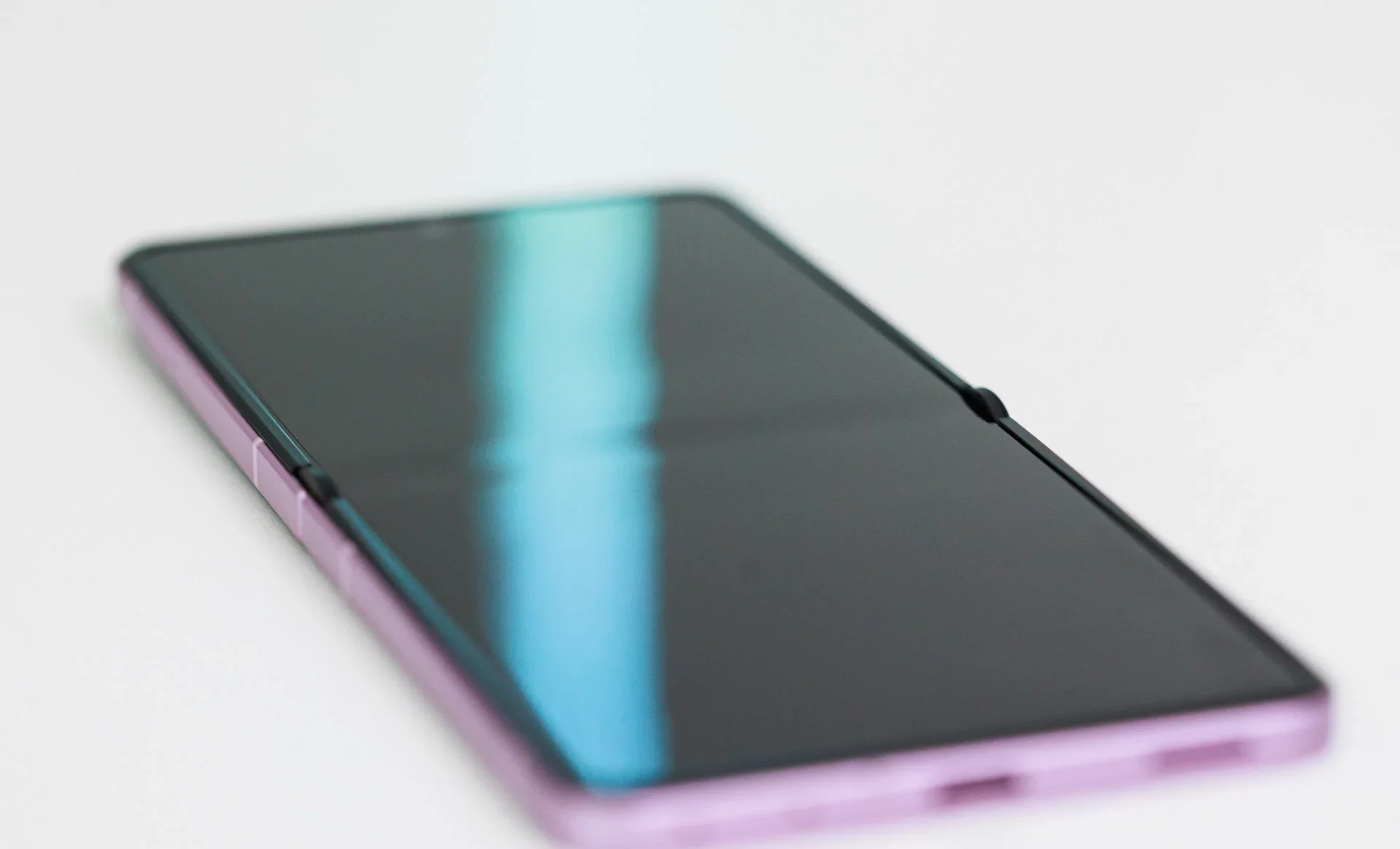 Обзор Samsung Galaxy Z Flip 8: эволюция дизайна и новые возможности картинка Обзор Samsung Galaxy Z Flip 8: тесты и экран | DGL.RU