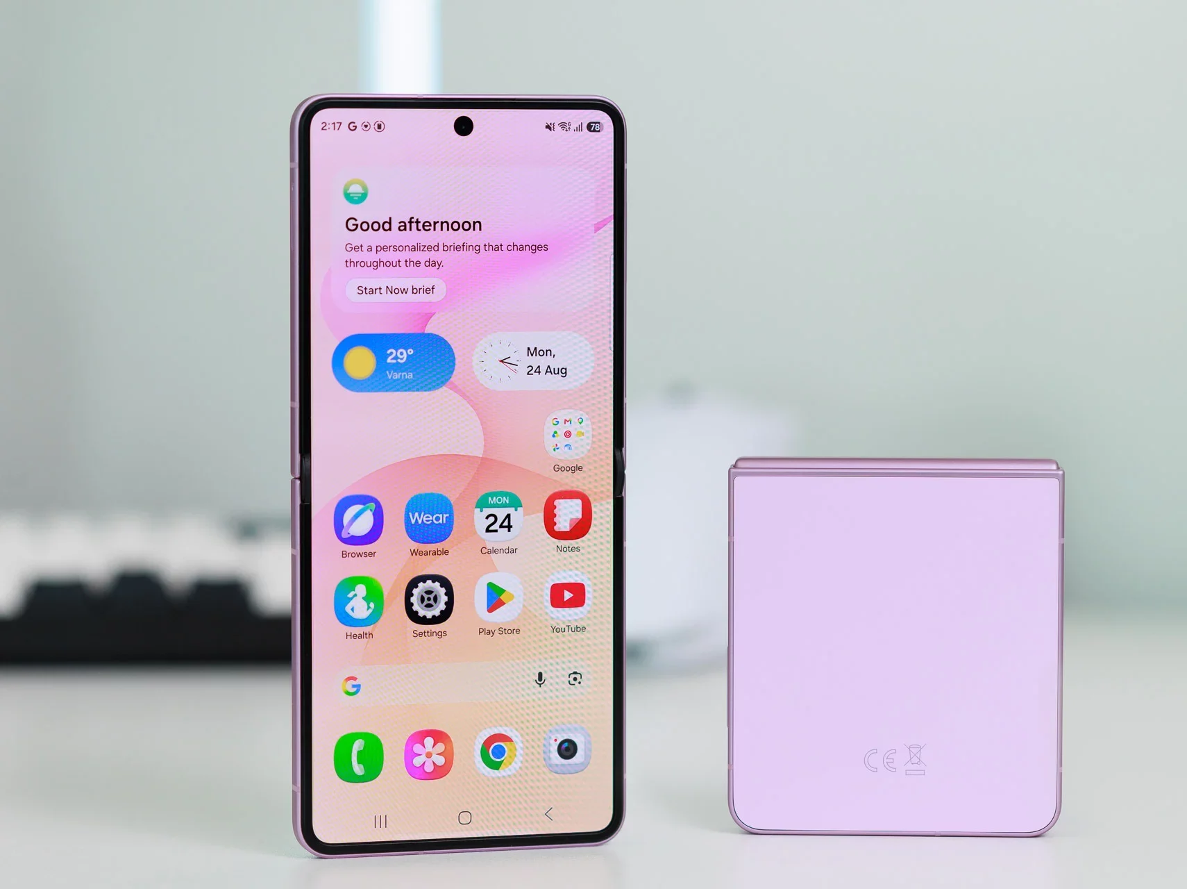Обзор Samsung Galaxy Z Flip 8: эволюция дизайна и новые возможности картинка Обзор Samsung Galaxy Z Flip 8: тесты и экран | DGL.RU