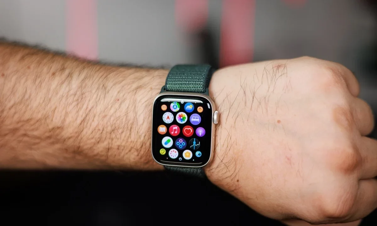 Apple догоняет Huawei на рынке смарт-часов | DGL.RU