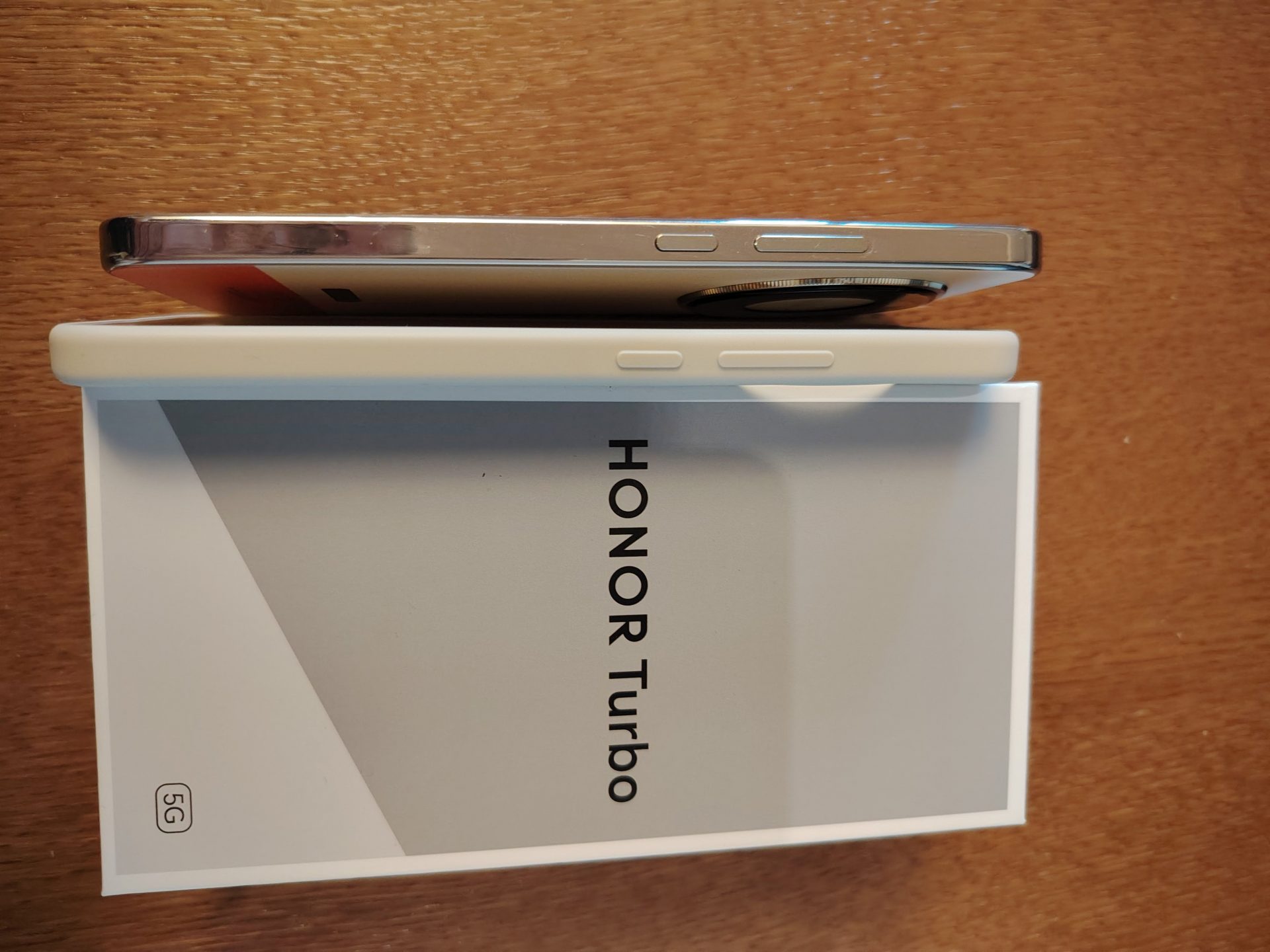 Обзор HONOR Turbo - тонкий «броневик» с батареей-монстром и защитой IP69K картинка Смартфон HONOR Turbo: три дня без розетки | DGL.RU