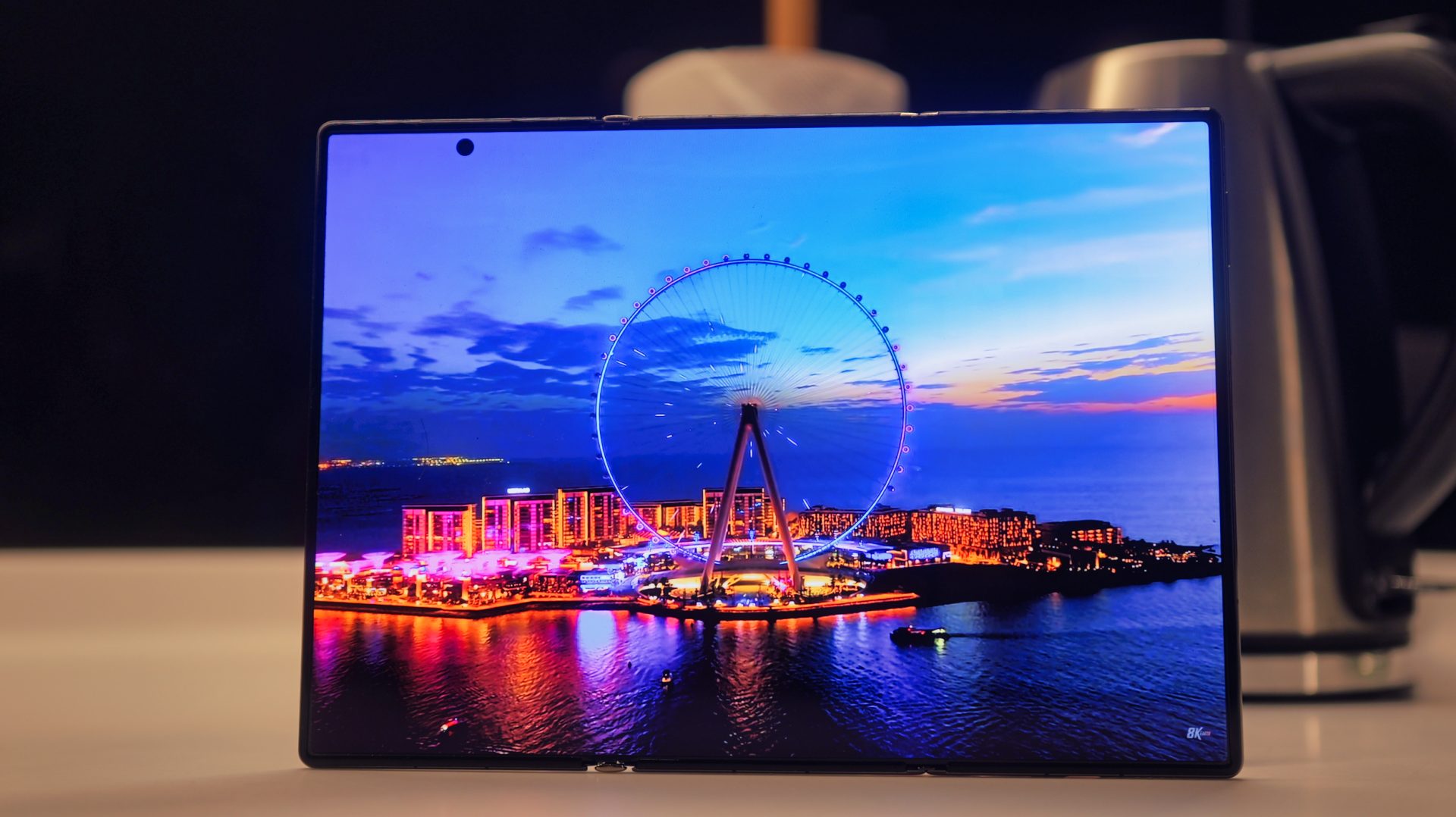 Смартфон Huawei Mate XT 2 получил приватный дисплей и новую конструкцию шарнира