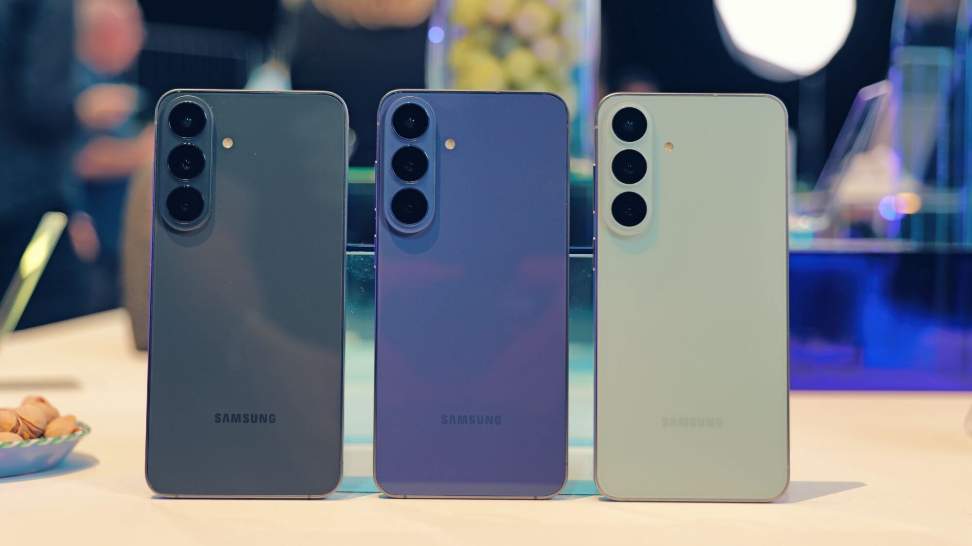 Обзор Samsung Galaxy S26 FE - заметный рост автономности относительно S25 FE картинка Смартфон Samsung Galaxy S26 FE: обзор | DGL.RU