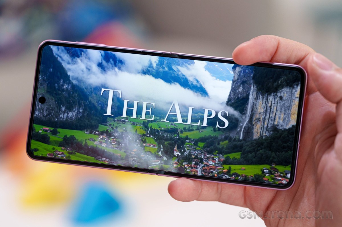 Обзор Samsung Galaxy Z Flip8: главный сюрприз — автономность картинка Смартфон Samsung Galaxy Z Flip8: обзор и тест | DGL.RU