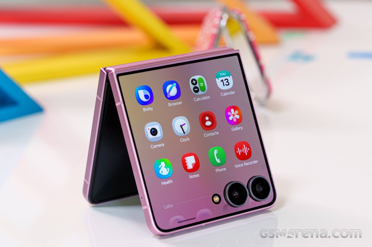 Обзор Samsung Galaxy Z Flip8: главный сюрприз — автономность картинка Смартфон Samsung Galaxy Z Flip8: обзор и тест | DGL.RU