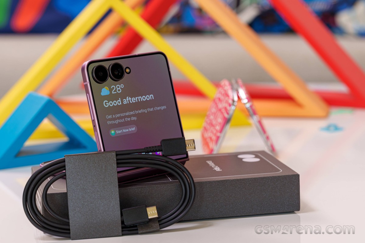 Обзор Samsung Galaxy Z Flip8: главный сюрприз — автономность картинка Смартфон Samsung Galaxy Z Flip8: обзор и тест | DGL.RU