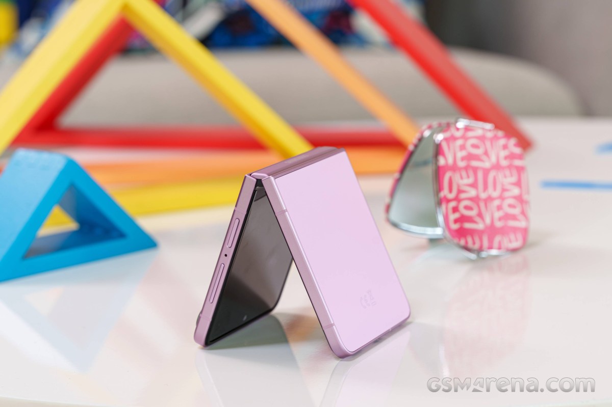 Обзор Samsung Galaxy Z Flip8: главный сюрприз — автономность картинка Смартфон Samsung Galaxy Z Flip8: обзор и тест | DGL.RU