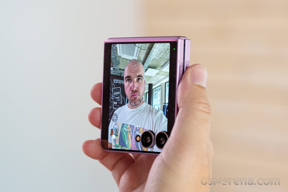 Обзор Samsung Galaxy Z Flip8: главный сюрприз — автономность картинка Смартфон Samsung Galaxy Z Flip8: обзор и тест | DGL.RU