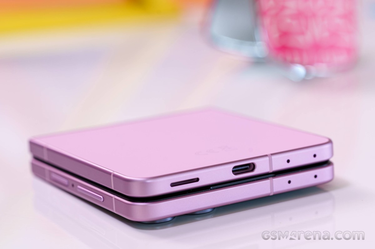 Обзор Samsung Galaxy Z Flip8: главный сюрприз — автономность картинка Смартфон Samsung Galaxy Z Flip8: обзор и тест | DGL.RU