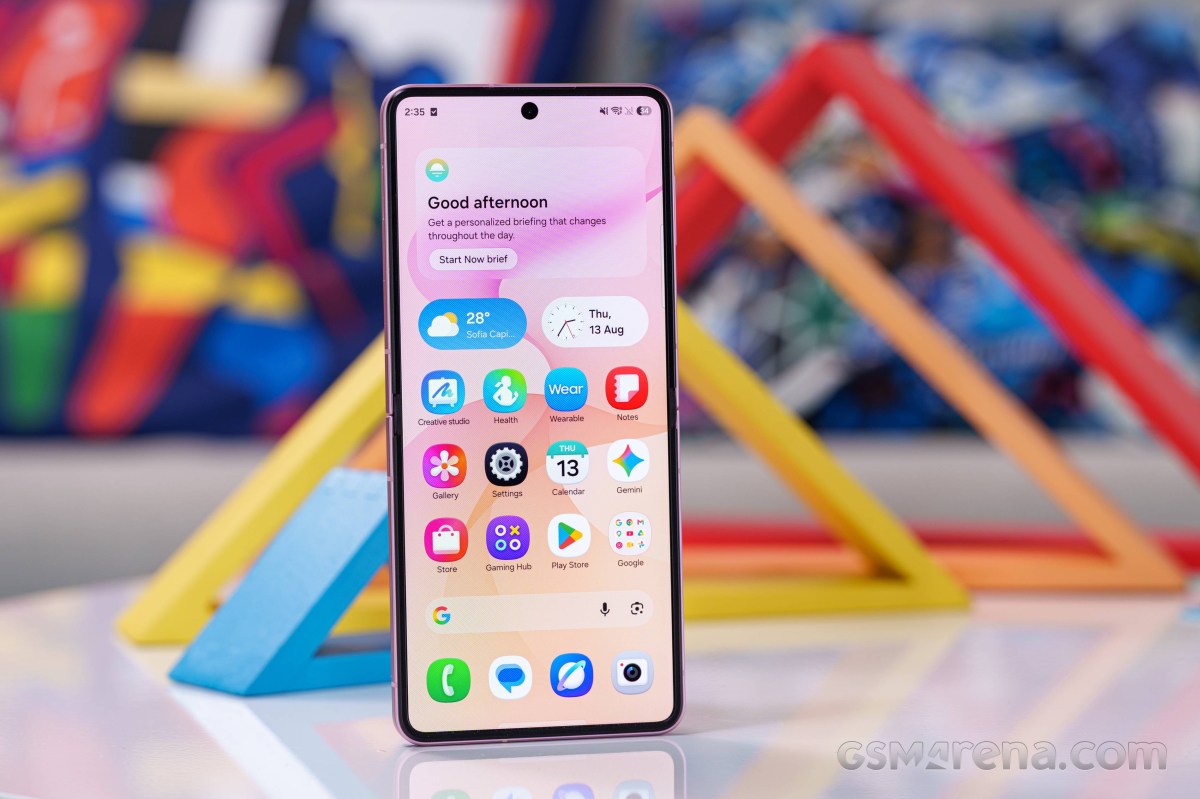 Обзор Samsung Galaxy Z Flip8: главный сюрприз — автономность картинка Смартфон Samsung Galaxy Z Flip8: обзор и тест | DGL.RU