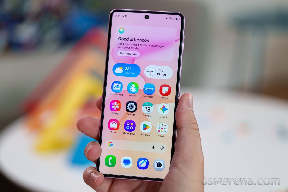 Обзор Samsung Galaxy Z Flip8: главный сюрприз — автономность картинка Смартфон Samsung Galaxy Z Flip8: обзор и тест | DGL.RU