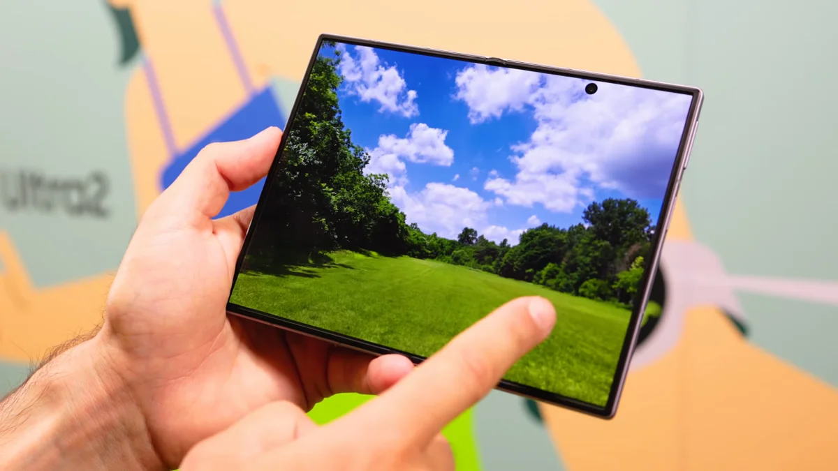 Сравнение Samsung Galaxy Z Fold 8 и iPhone Duo: особенности дизайна и аппаратные компромиссы