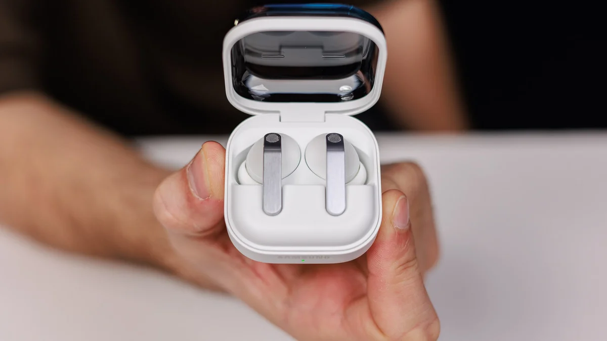 В сеть попали изображения наушников Samsung Galaxy Buds On открытого типа