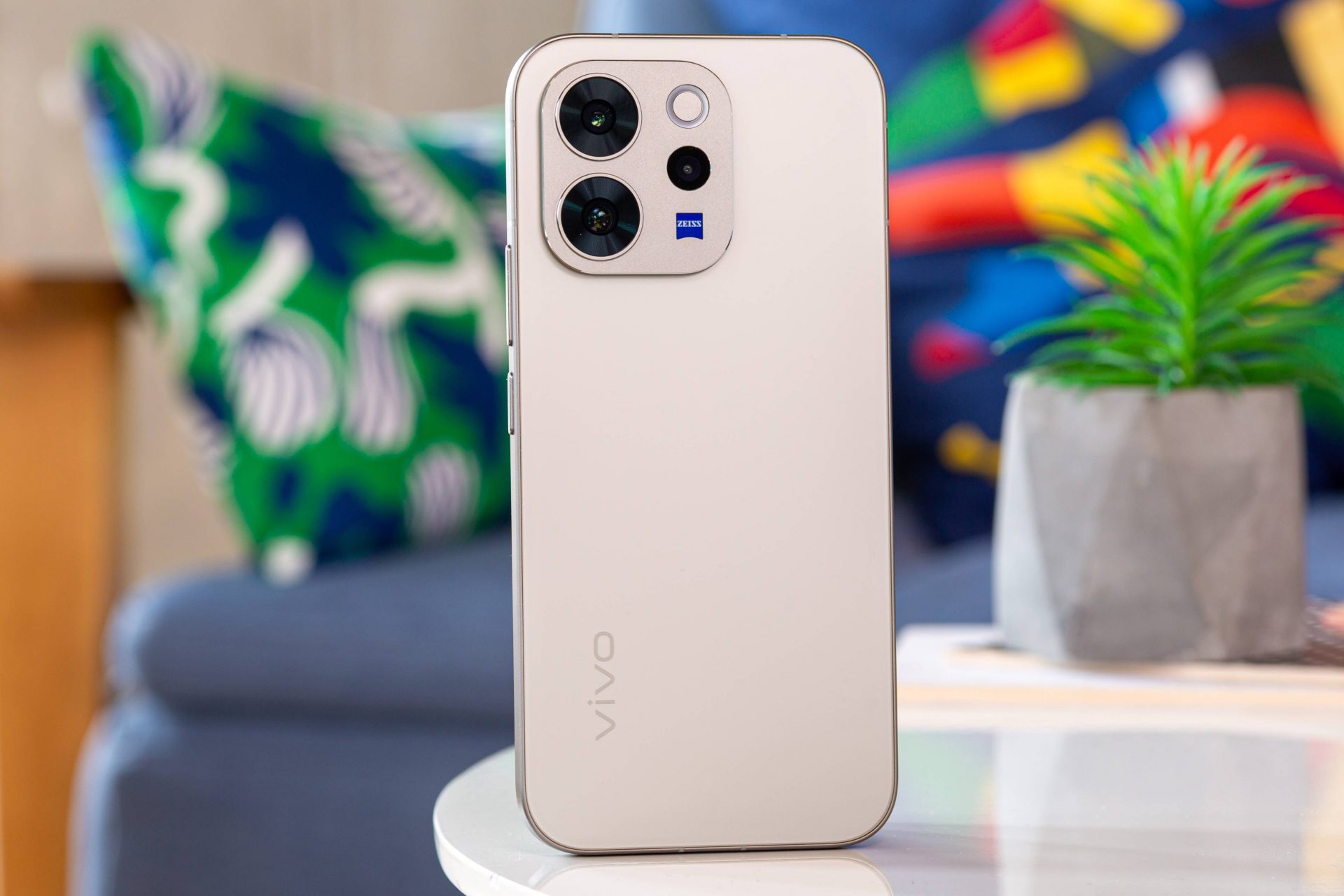 vivo готовит смартфон V80 с аккумулятором на 7200 мАч и новыми ИИ-функциями камеры картинка Смартфон vivo V80 получит емкий аккумулятор | DGL.RU