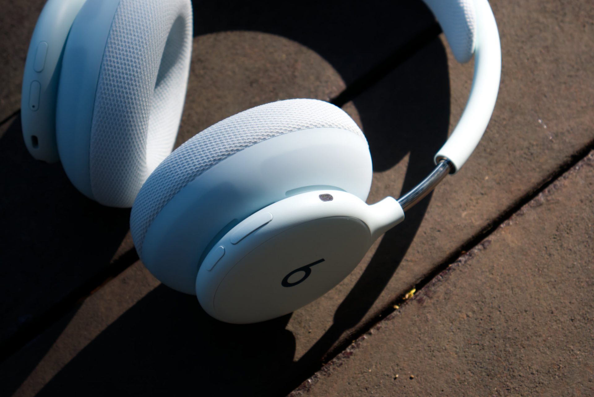 Беспроводные наушники Beats 360: подробный тест и сравнение с AirPods Max 2 картинка Обзор Beats 360: сравнение с AirPods Max 2 | DGL.RU