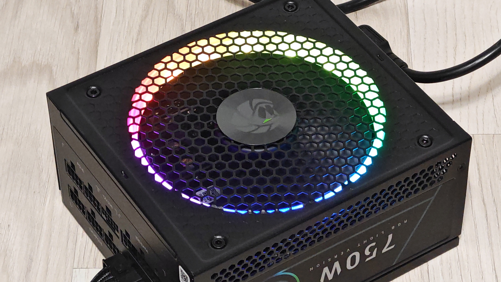 Обзор Gamemax RGB PRO 750G - эффективный, но дороговатый середнячок с красивой подсветкой картинка Блок питания Gamemax RGB PRO 750G: обзор | DGL.RU