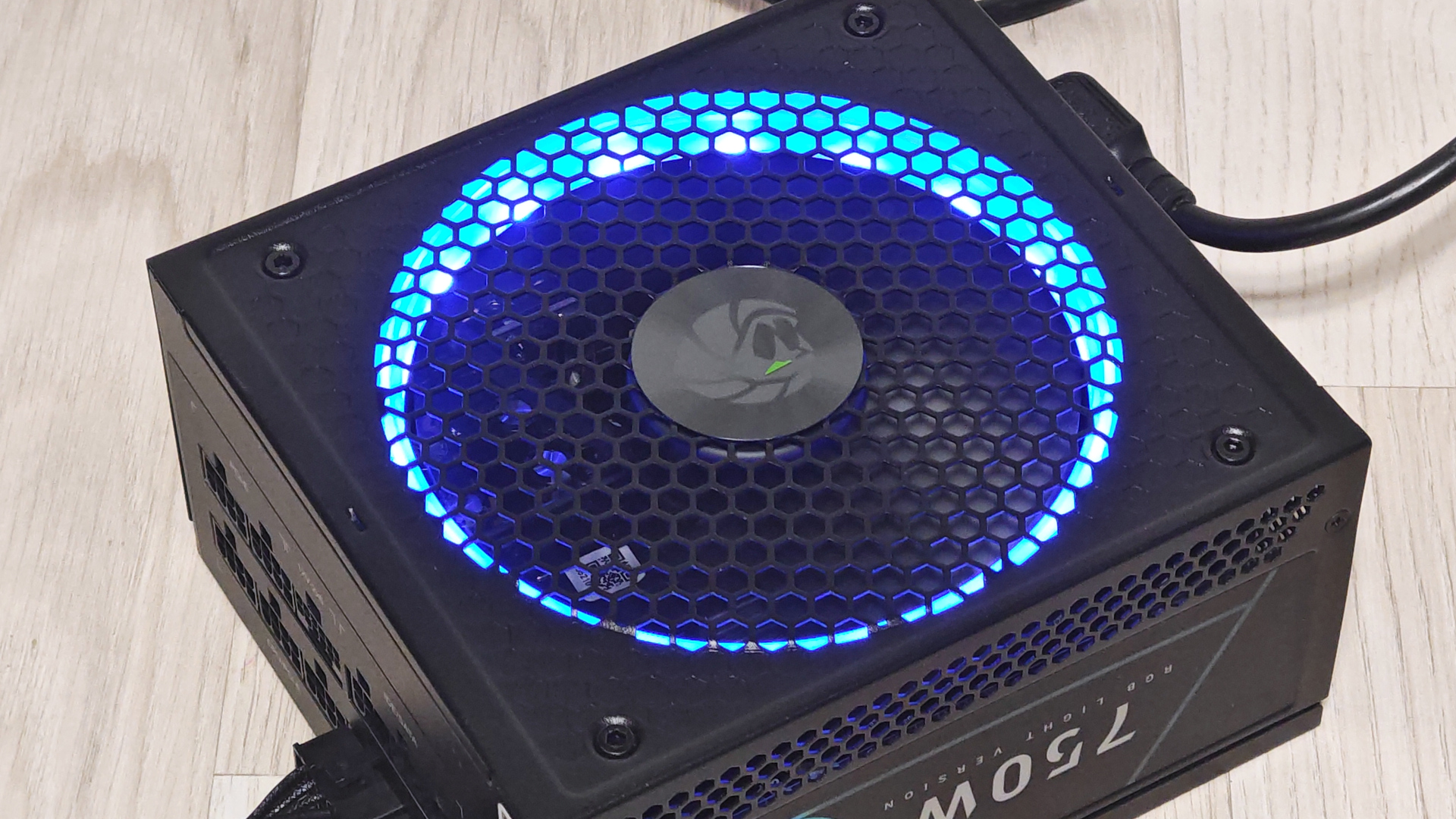 Обзор Gamemax RGB PRO 750G - эффективный, но дороговатый середнячок с красивой подсветкой картинка Блок питания Gamemax RGB PRO 750G: обзор | DGL.RU