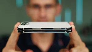 Дефект шарнира в iPhone Duo: спешка на заводах, отказы в гарантии и угрозы судом от поставщиков
