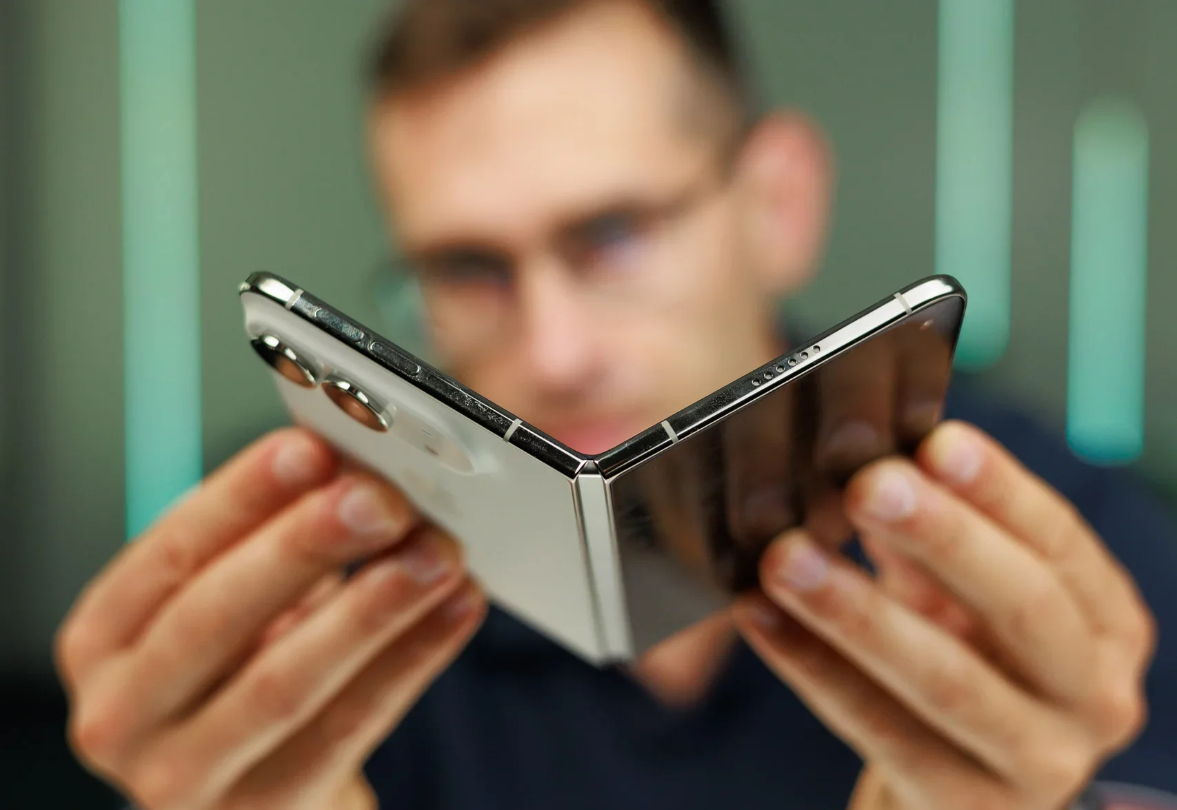 Дефект шарнира в iPhone Duo: спешка на заводах, отказы в гарантии и угрозы судом от поставщиков картинка Дефект шарнира и экрана в Apple iPhone Duo | DGL.RU