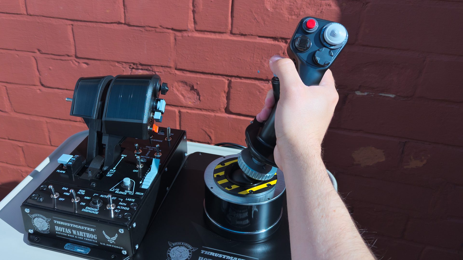 Обзор Thrustmaster HOTAS WARTHOG MKII - самое аутентичное оборудование для поклонников авиасимуляторов картинка Джойстик Thrustmaster HOTAS WARTHOG MKII | DGL.RU