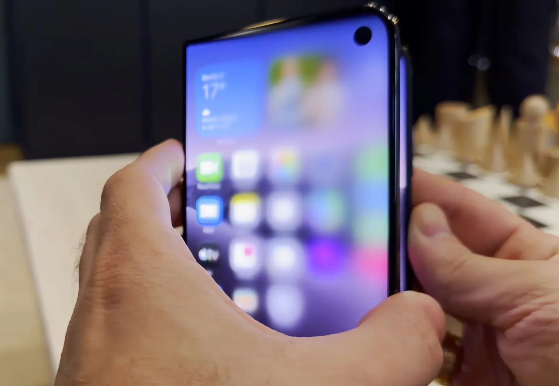 Главный компромисс iPhone Duo: почему внутренний экран уступает внешнему картинка Дисплеи Apple iPhone Duo: нанотекстура матрицы | DGL.RU