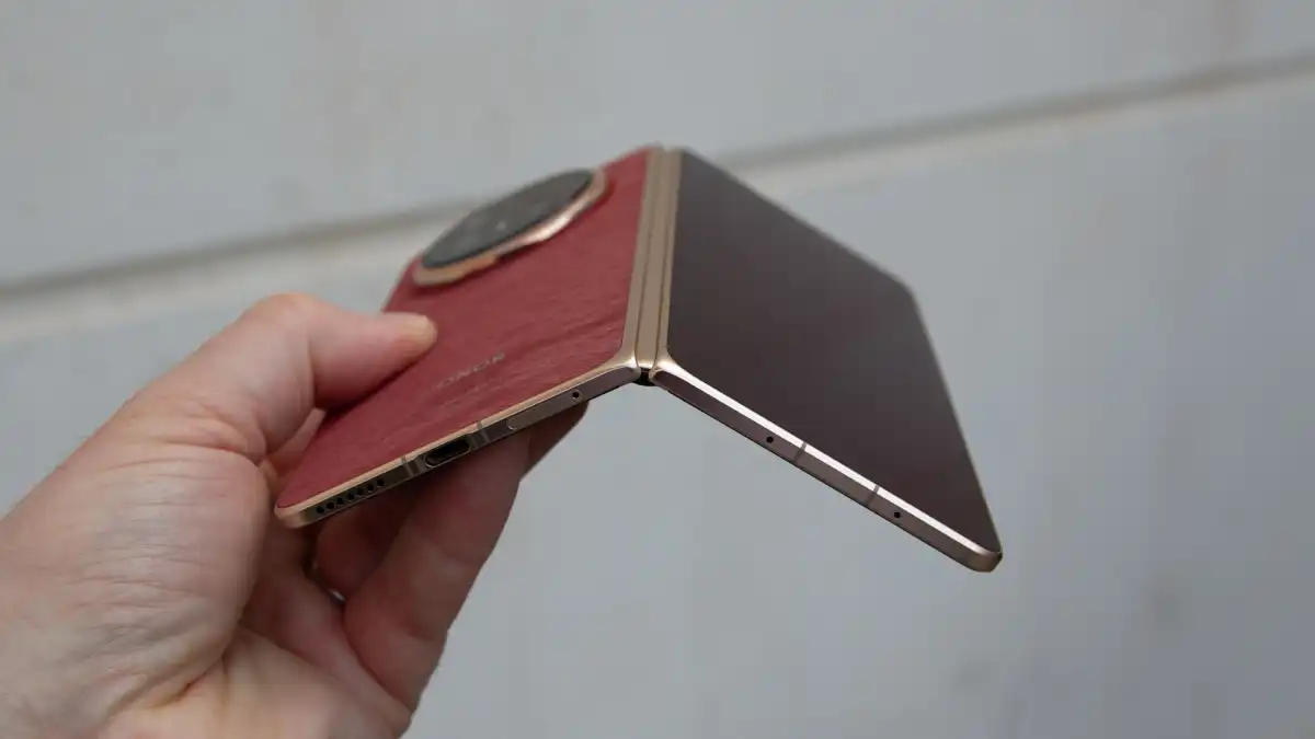 iPhone Duo не убедил фанатов складных смартфонов: восемь альтернатив картинка Honor Magic V6: максимум экрана и батареи за меньшие деньги
