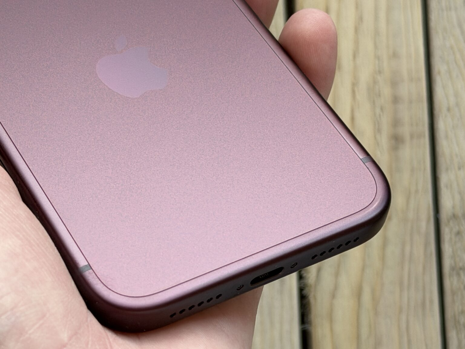 Первые пользователи сообщают о выцветании краски iPhone 18 Pro картинка Проблемы с выцветанием краски iPhone 18 Pro Burgundy, о которых сообщают некоторые первые пользователи