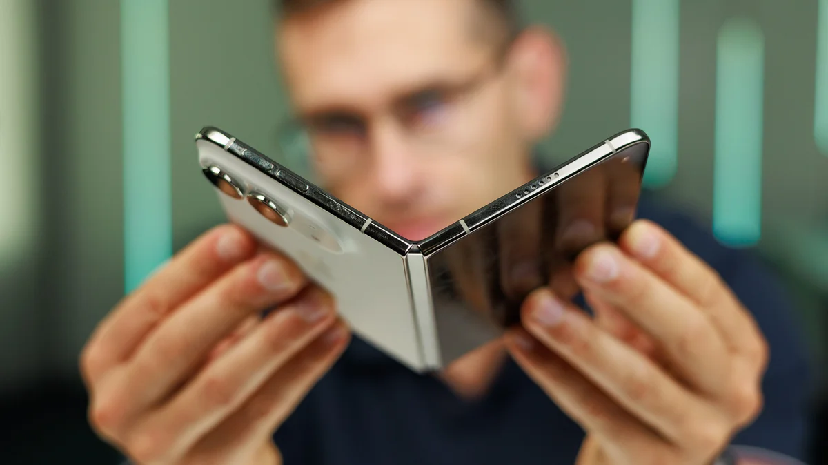 Apple нарушает молчание по поводу проблемы с трещинами на экране iPhone Duo картинка Apple нарушает молчание по поводу проблемы с трещинами на экране iPhone Duo
