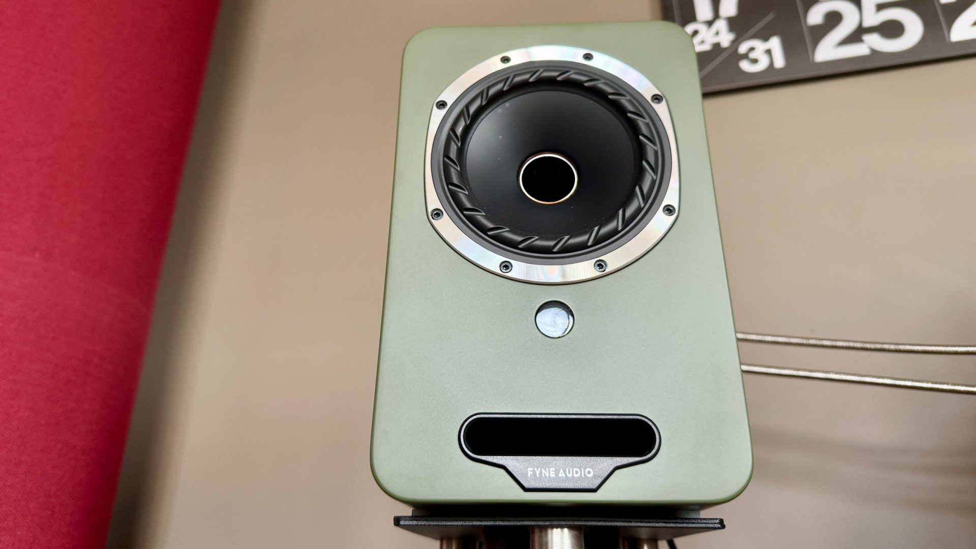 Обзор Fyne Audio Cubitt 5 - объемный звук против спорного управления картинка Колонки Fyne Audio Cubitt 5: обзор и тест звука | DGL.RU