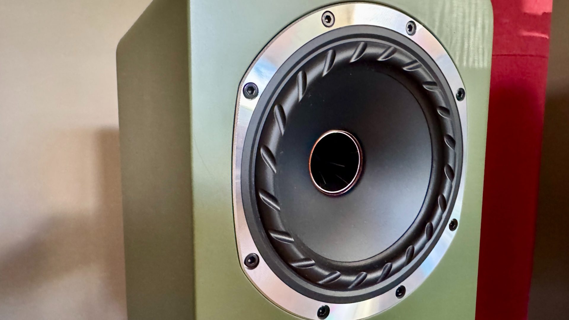Обзор Fyne Audio Cubitt 5 - объемный звук против спорного управления картинка Колонки Fyne Audio Cubitt 5: обзор и тест звука | DGL.RU