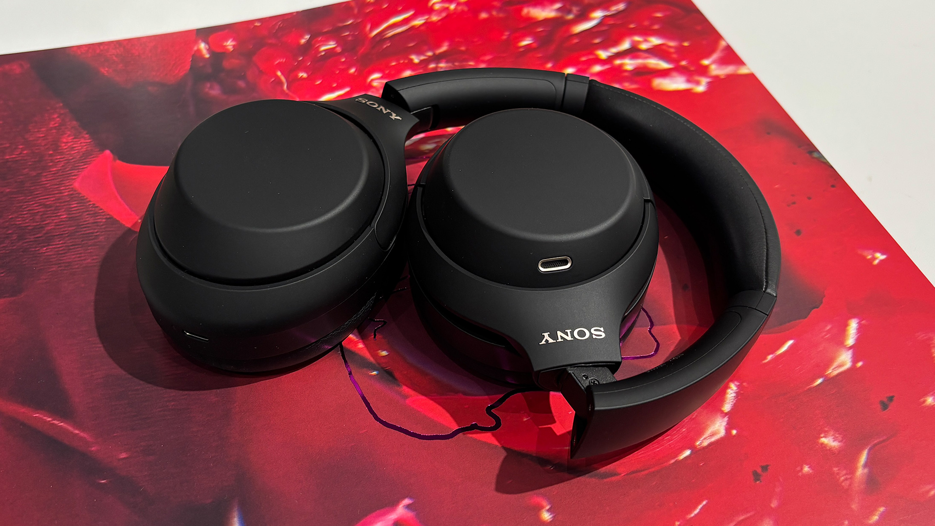 Обзор Sony WH-1000XM4C - бас глубокий, ритм цепляет картинка Наушники Sony WH-1000XM4C: тест звука и ANC | DGL.RU