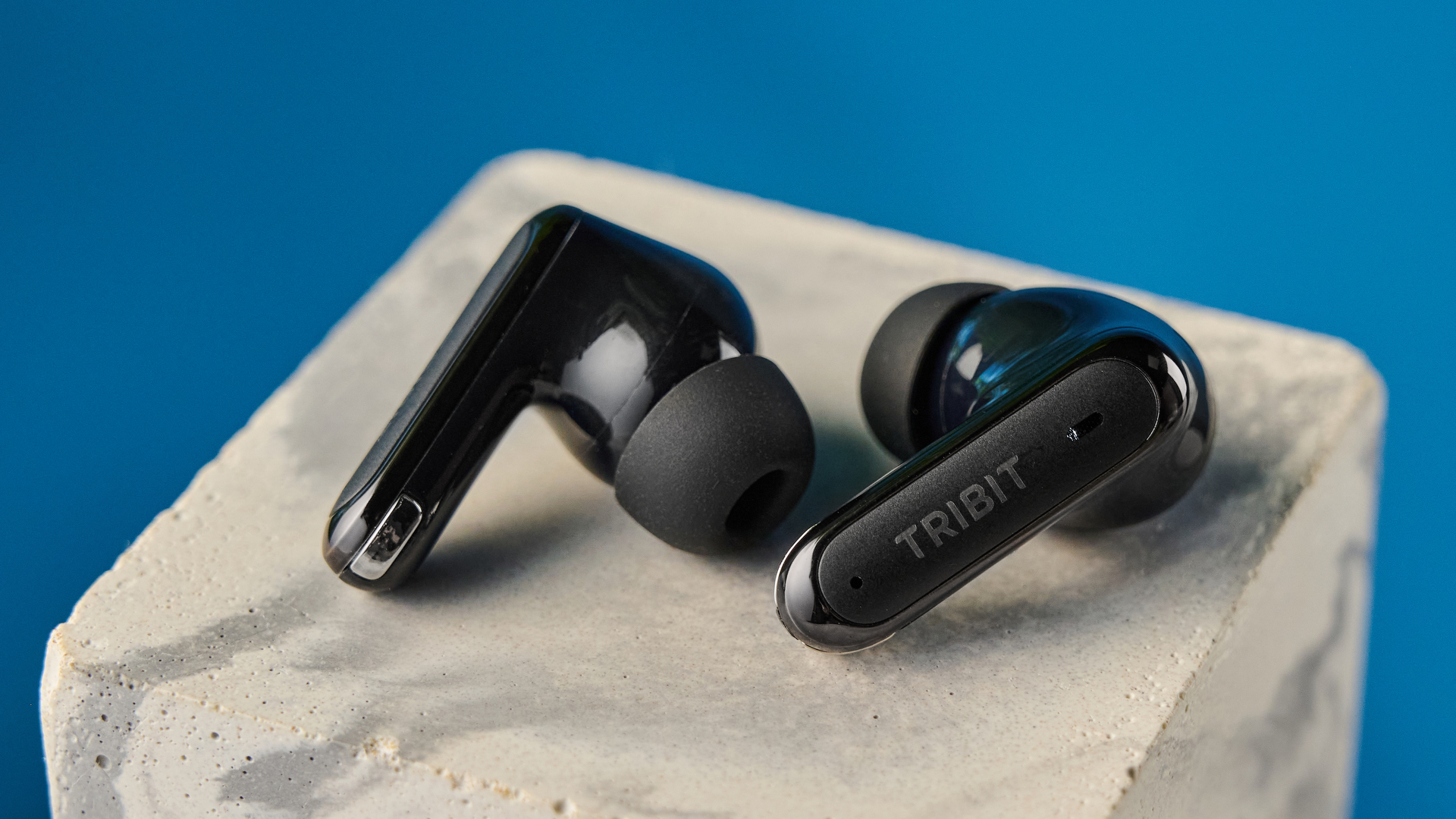 Обзор Tribit FlyBuds C3 - легкие, удобные и дают хороший звук картинка Наушники Tribit FlyBuds C3: плюсы и минусы | DGL.RU