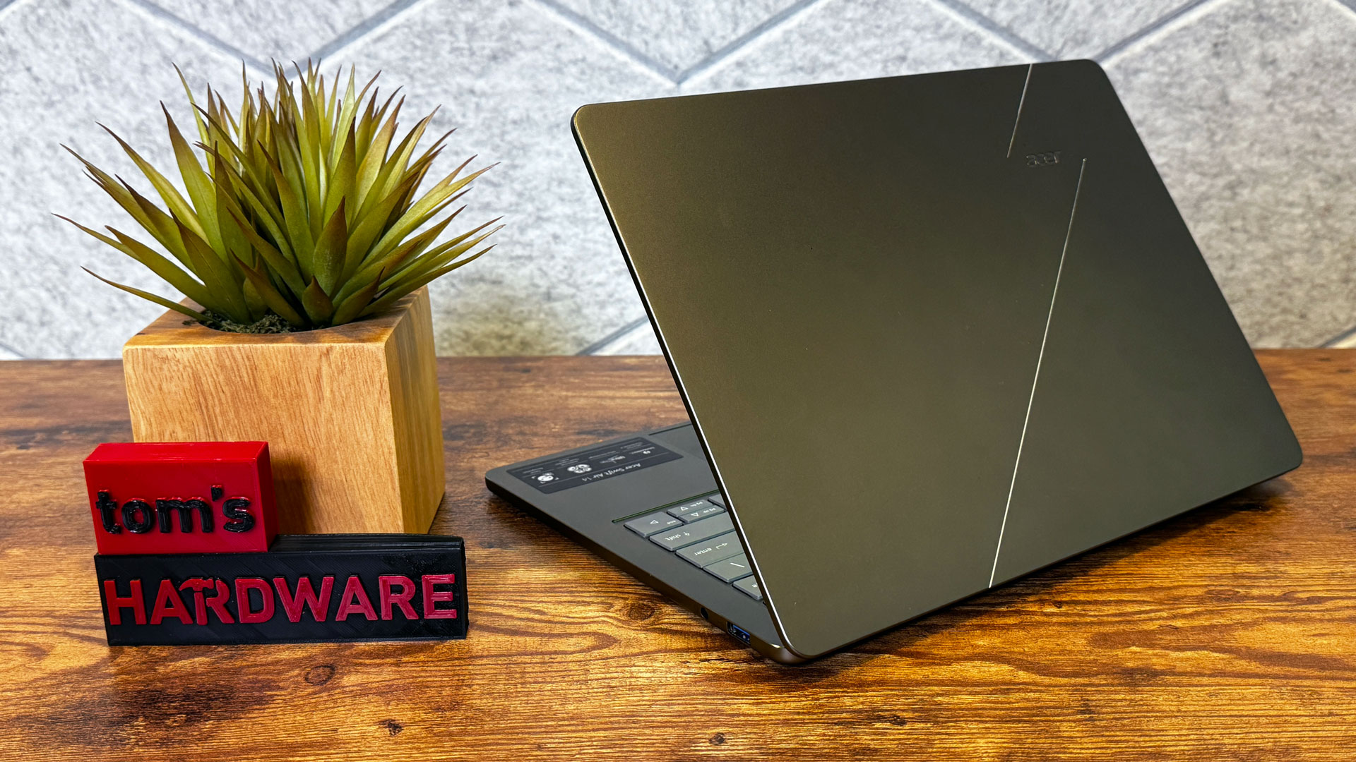 Обзор Acer Swift Air 14 - процессор Wildcat Lake и множество портов картинка Ноутбук Acer Swift Air 14: обзор портов и батареи | DGL.RU