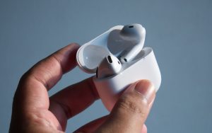 Обзор беспроводных наушников Apple AirPods 5: эволюция открытого формата