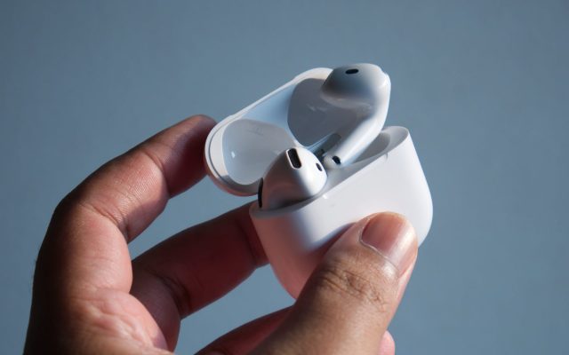 Обзор беспроводных наушников Apple AirPods 5 эволюция открытого формата (1) Наушники Apple AirPods 5: тест звука и функций | DGL.RU