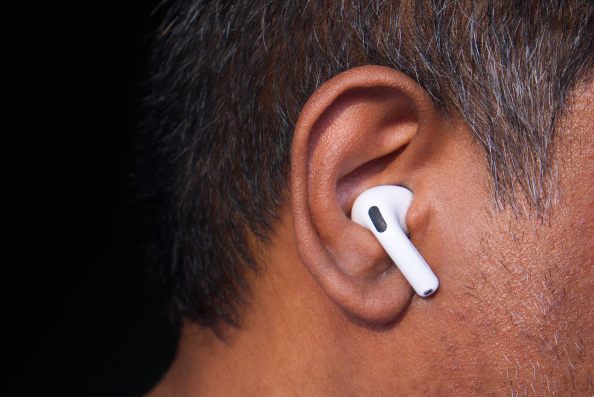 Обзор беспроводных наушников Apple AirPods 5: эволюция открытого формата картинка Наушники Apple AirPods 5: тест звука и функций | DGL.RU