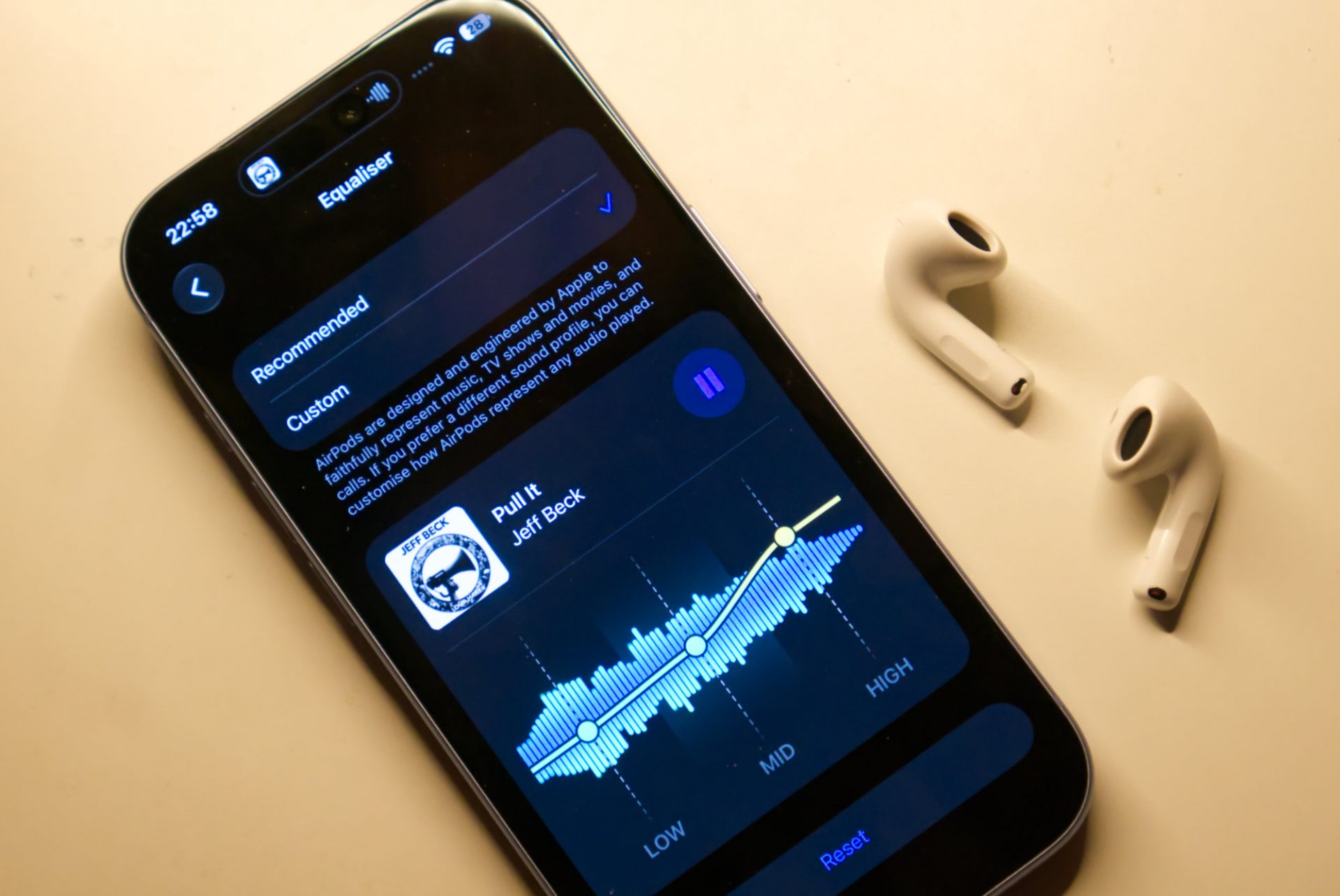 Обзор беспроводных наушников Apple AirPods 5: эволюция открытого формата картинка Наушники Apple AirPods 5: тест звука и функций | DGL.RU