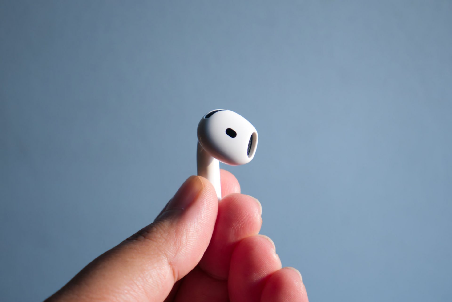 Обзор беспроводных наушников Apple AirPods 5: эволюция открытого формата картинка Наушники Apple AirPods 5: тест звука и функций | DGL.RU