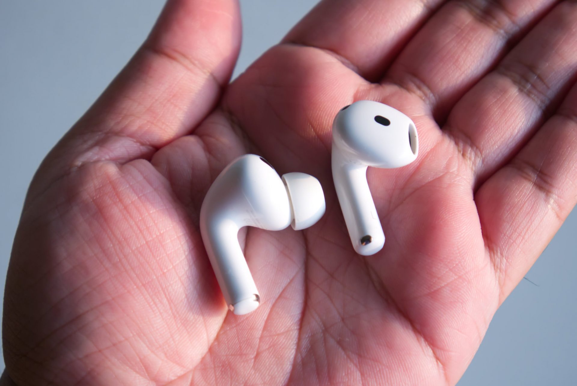 Обзор беспроводных наушников Apple AirPods 5: эволюция открытого формата картинка Наушники Apple AirPods 5: тест звука и функций | DGL.RU
