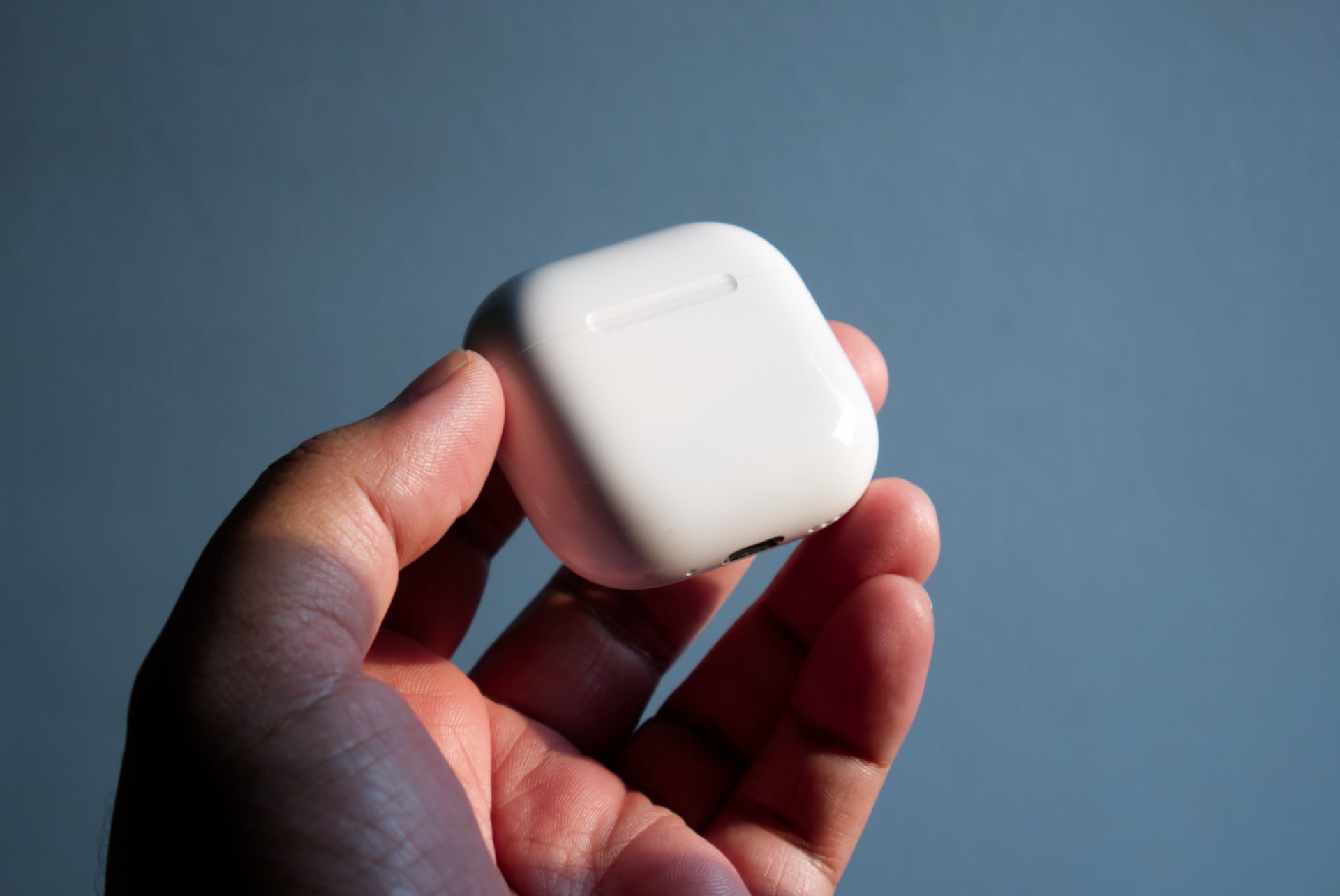 Обзор беспроводных наушников Apple AirPods 5: эволюция открытого формата картинка Наушники Apple AirPods 5: тест звука и функций | DGL.RU