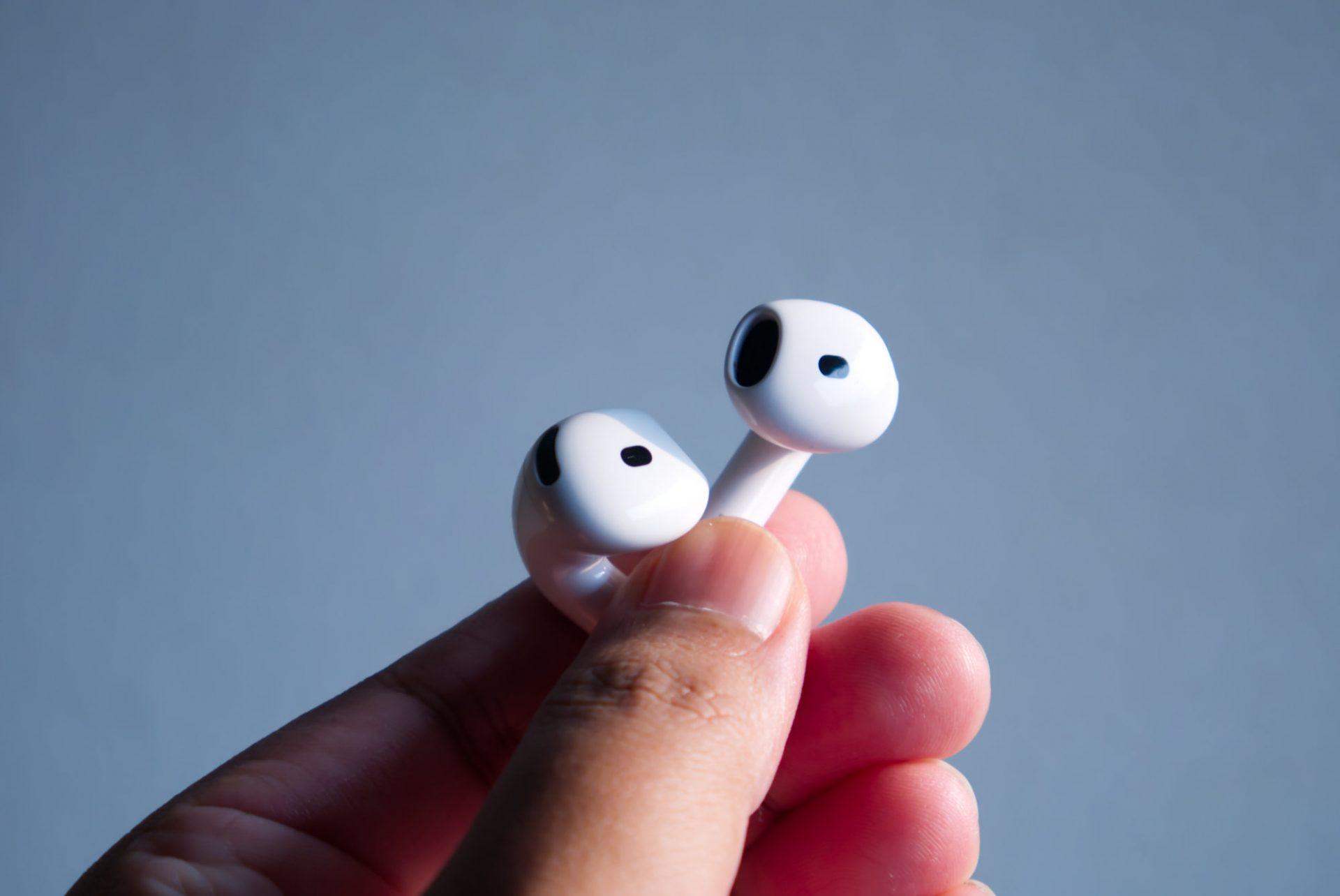 Обзор беспроводных наушников Apple AirPods 5: эволюция открытого формата картинка Наушники Apple AirPods 5: тест звука и функций | DGL.RU