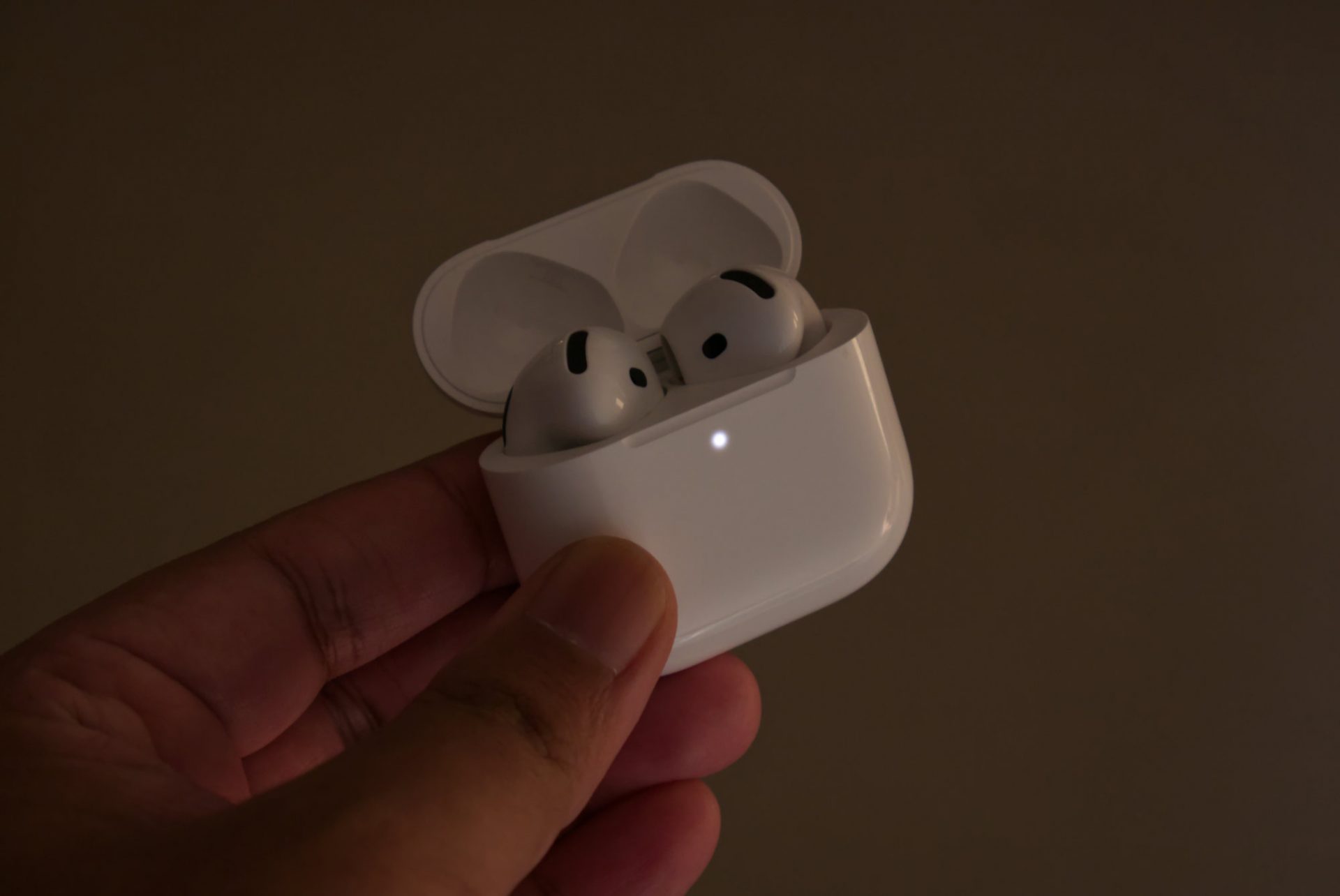 Обзор беспроводных наушников Apple AirPods 5: эволюция открытого формата картинка Наушники Apple AirPods 5: тест звука и функций | DGL.RU