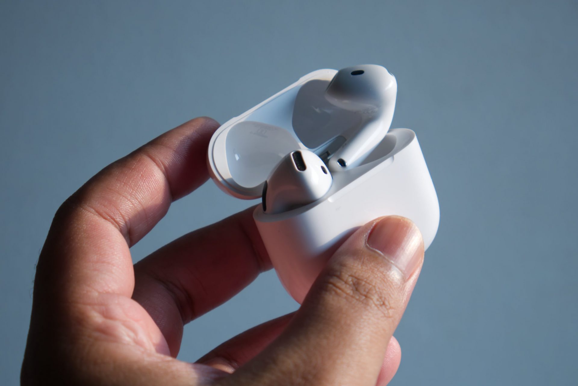 Обзор беспроводных наушников Apple AirPods 5: эволюция открытого формата картинка Наушники Apple AirPods 5: тест звука и функций | DGL.RU