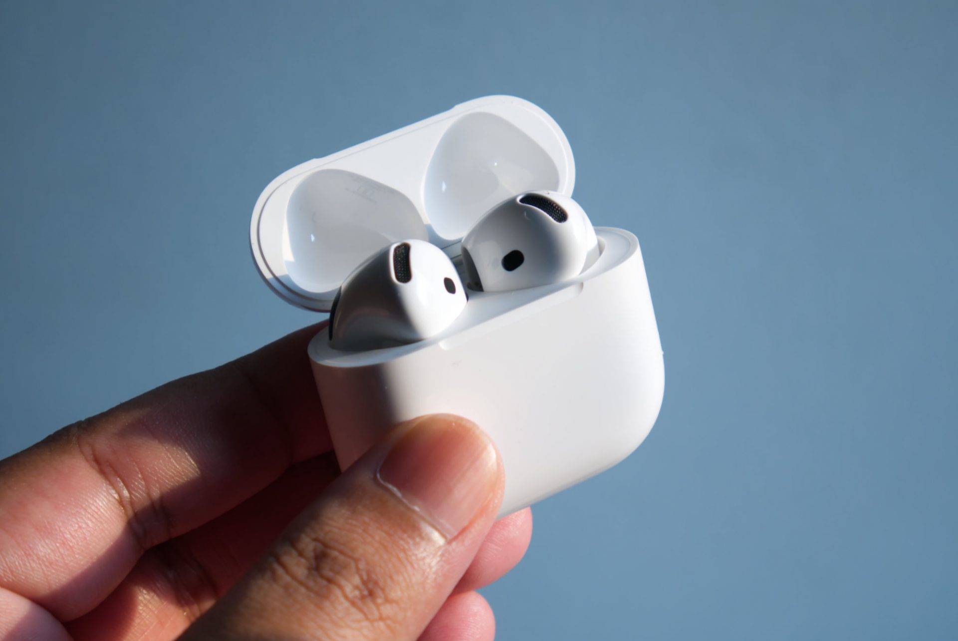 Обзор беспроводных наушников Apple AirPods 5: эволюция открытого формата картинка Наушники Apple AirPods 5: тест звука и функций | DGL.RU