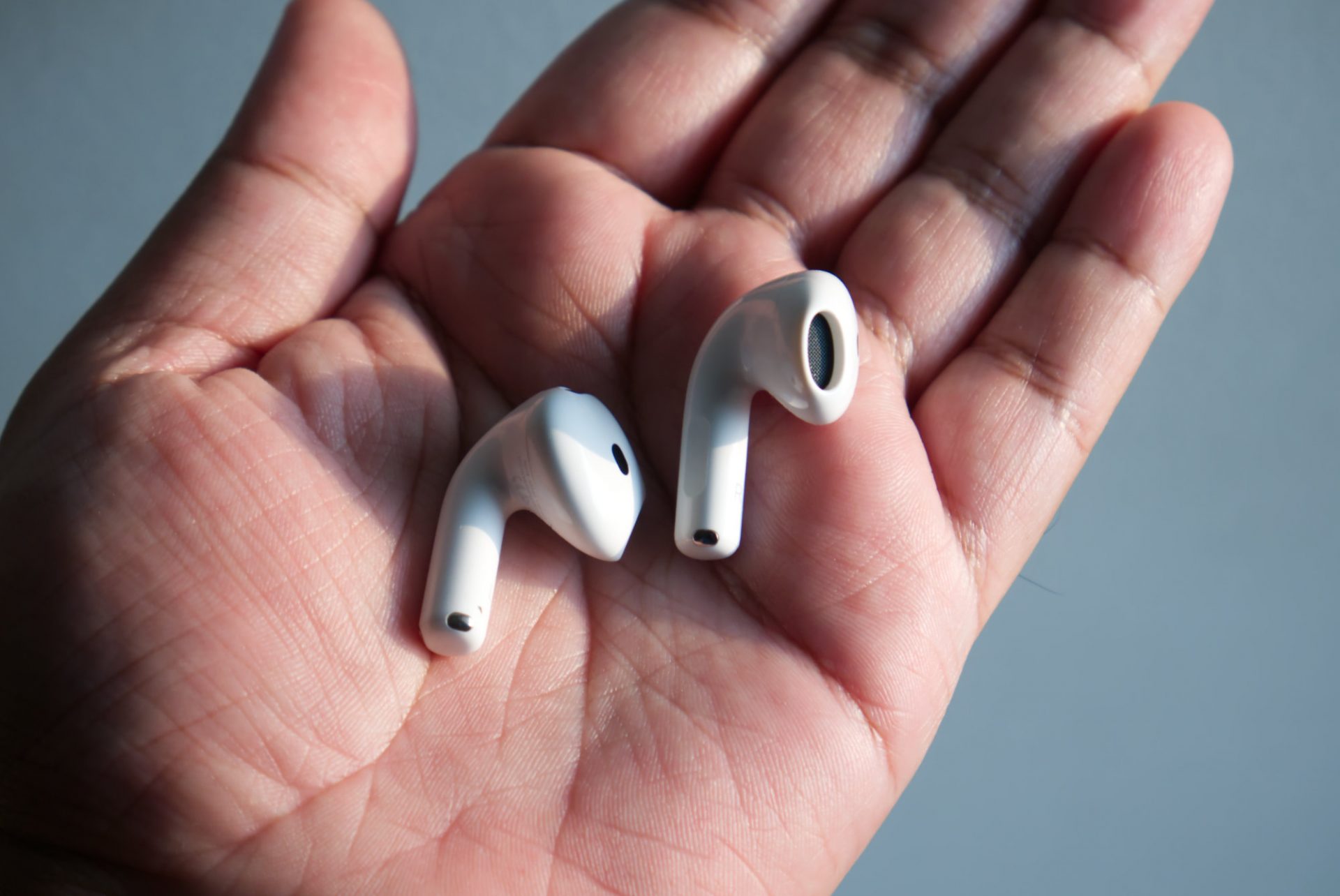 Обзор беспроводных наушников Apple AirPods 5: эволюция открытого формата картинка Наушники Apple AirPods 5: тест звука и функций | DGL.RU